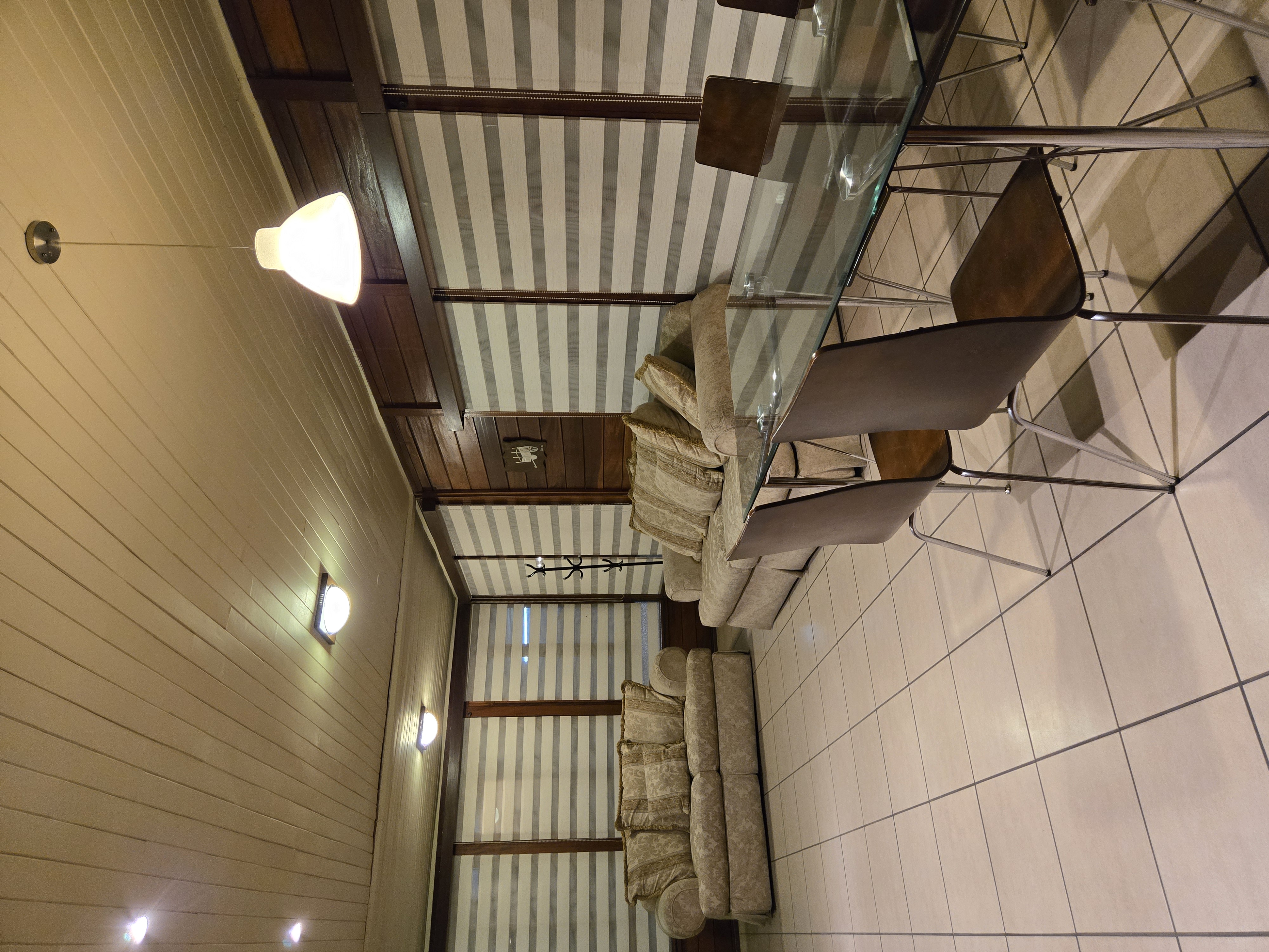 Casa de madera, proximo a todo